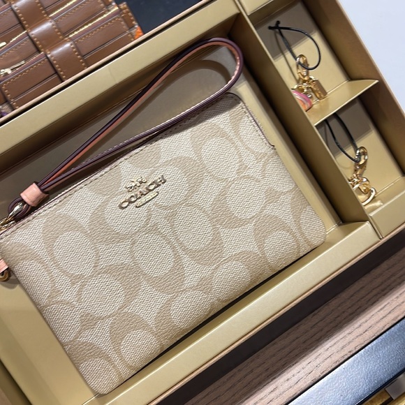 Coach Boxed Corner Zip Wristlet In Signature Canvas
Gold/Light Khaki/Faded Blush - Picture 9 of 16